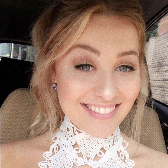 Meet your Posher, Alexxa - Picture 2 of 2